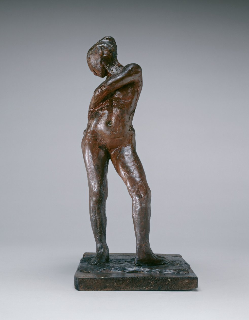 Dansare fäster strängen av sina strumpbyxor, ca. 18851890. av Edgar Degas