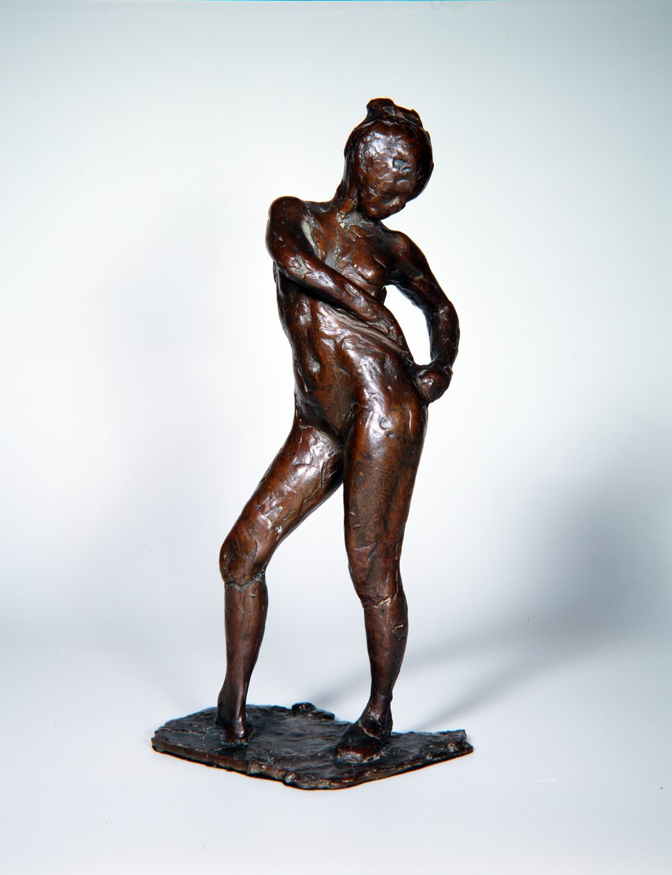 Dansare som knyter ihop sina strumpbyxor, ca 1885-90, gjuten 1919 (brons) av Edgar Degas