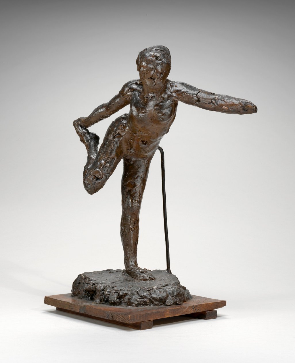 Dansare som håller sin högra fot i sin högra hand, ca 1900-1911 (brunt vax och plastilin) av Edgar Degas