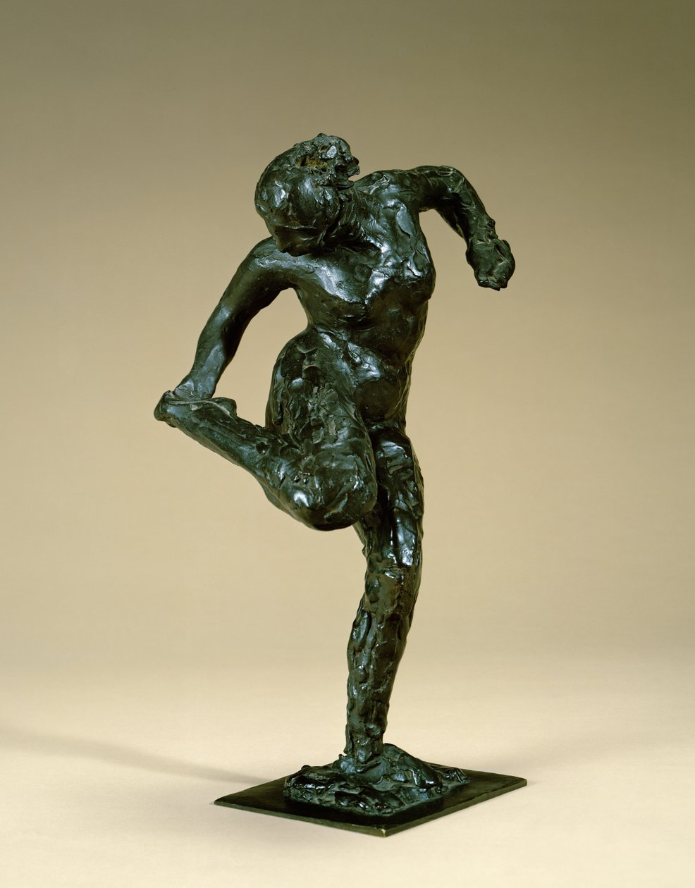 Dansare som håller sin fot, ca 1900-10 (brons) av Edgar Degas