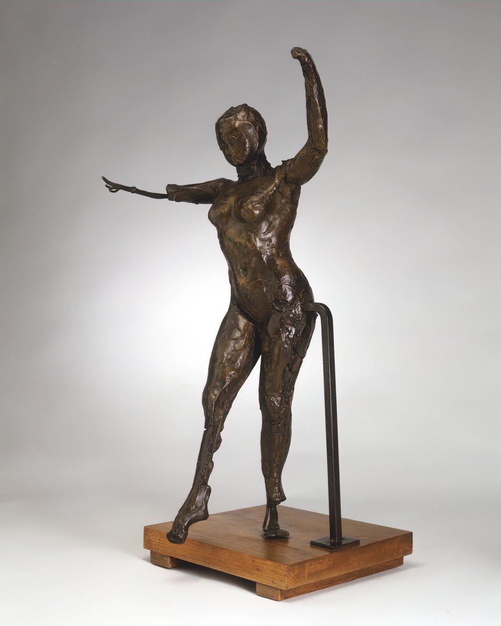 Dansare som rör sig framåt, armarna höjda, höger ben framåt, ca. 1882-1895 cast 1919-1932. av Edgar Degas