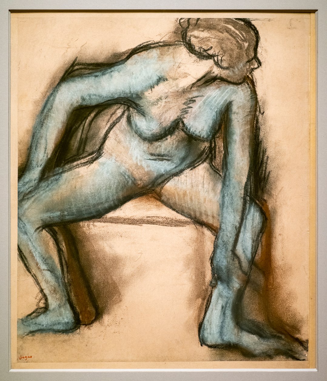 Dansare i baddräkt. Omkring 1896. Pastell på velinpapperslim på kartong. av Edgar Degas