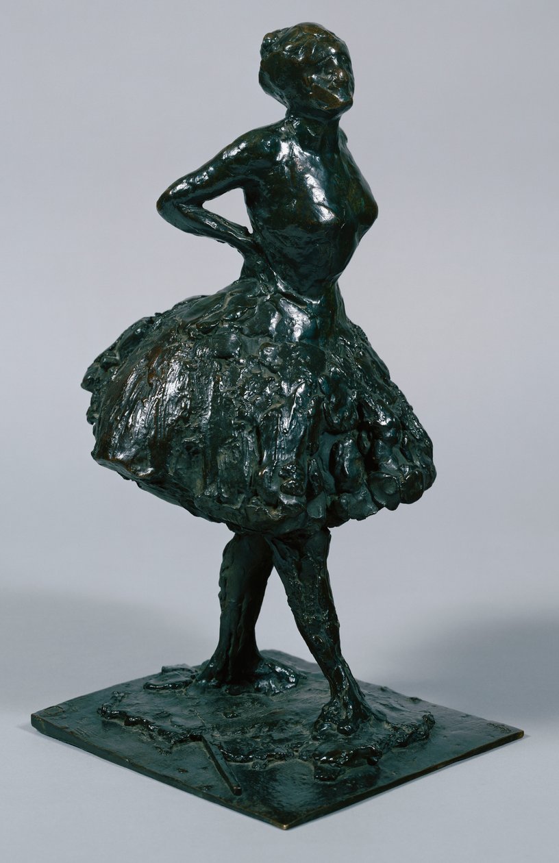 Dansare i ledig klänning, händerna på höfterna, höger ben framåt, gjuten ca 1919-21 av Edgar Degas