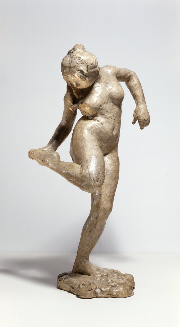 Dansare tittar på fotsulan (gips) av Edgar Degas