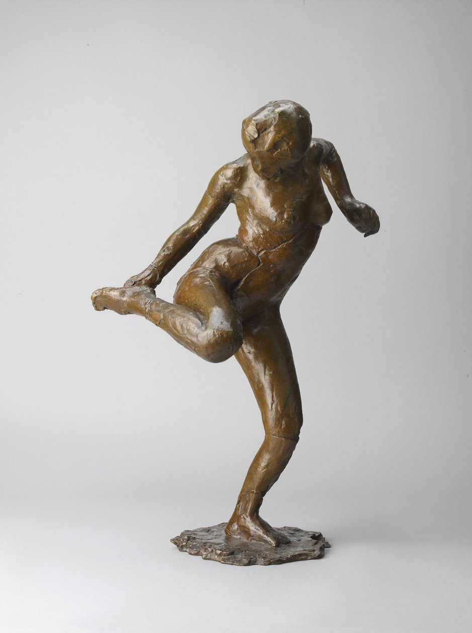 Dansare tittar på sin högra fotsula (brons med en blek brun patina. Ihålig, tappad vax, gjuten) av Edgar Degas