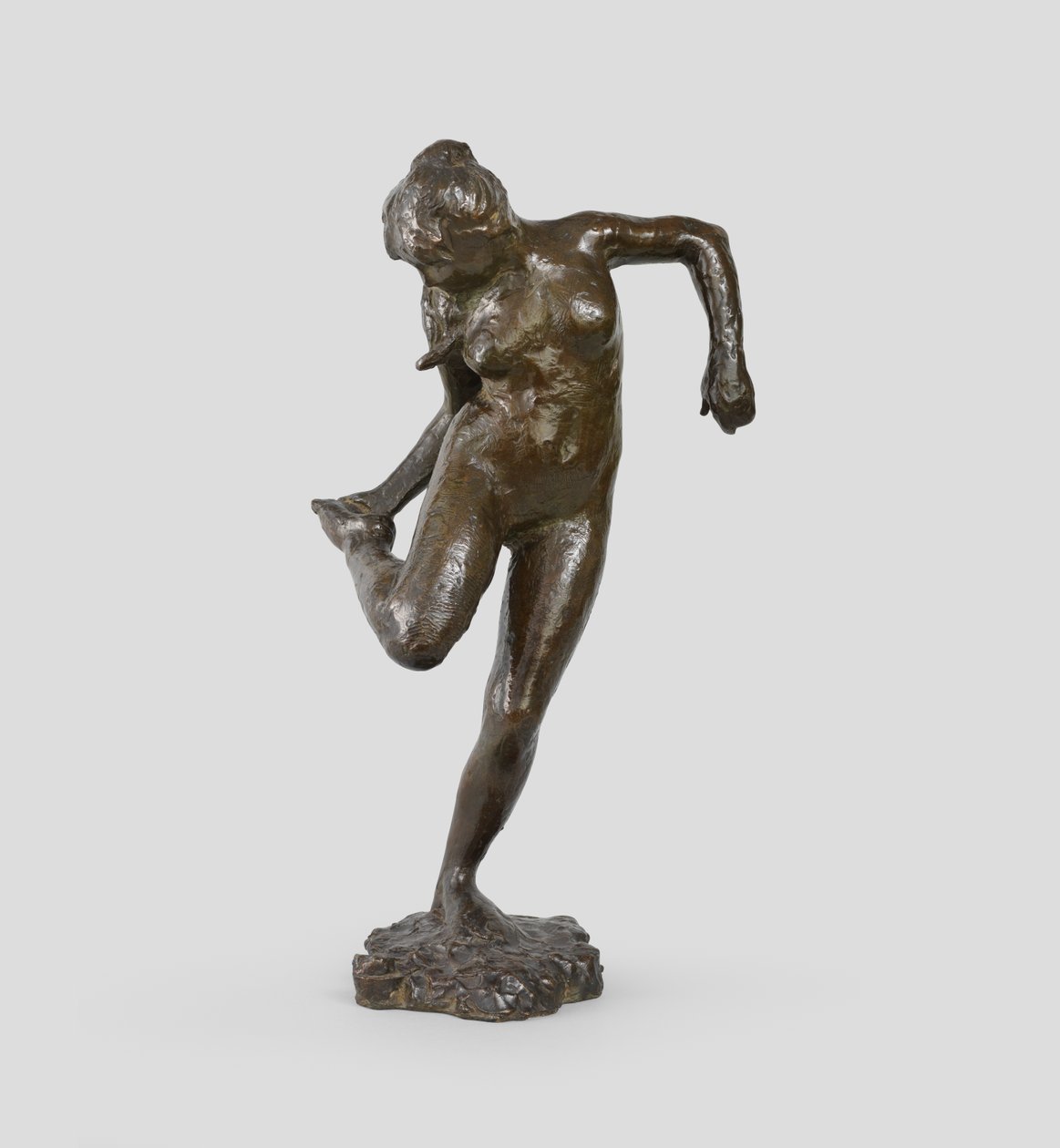 Dansare tittar på sin högra fotsula, 1895-1903 av Edgar Degas