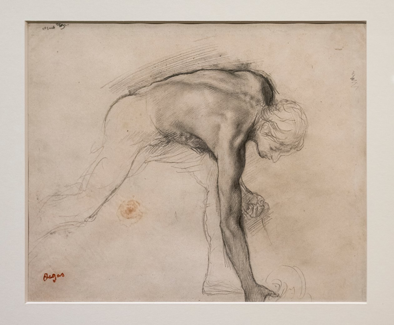Naken man lutar plocka upp ett föremål. Omkring 1859-1861. Grafit på velinpapper. av Edgar Degas