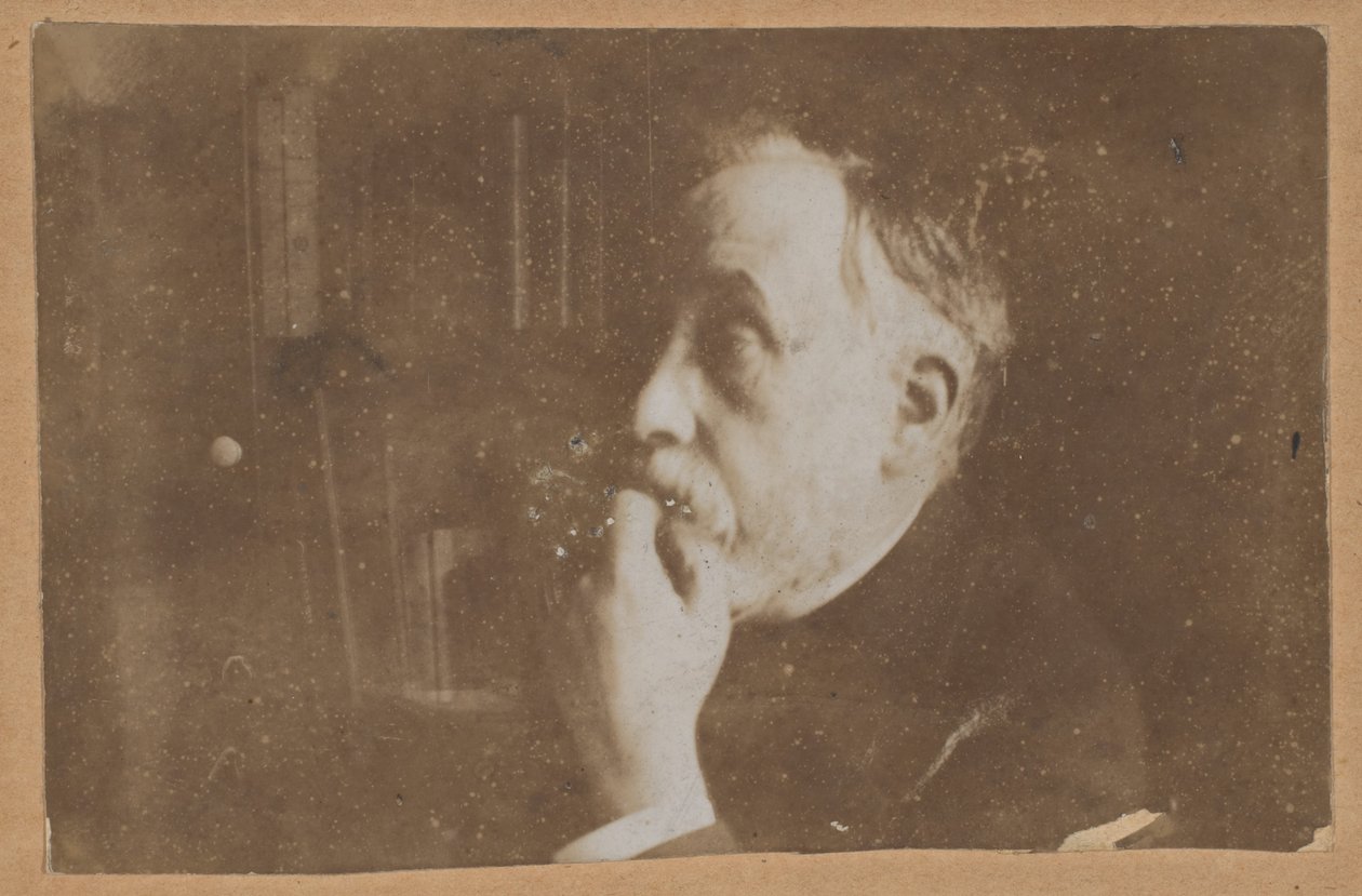 [Självporträtt i biblioteket (hand mot hakan)] av Edgar Degas