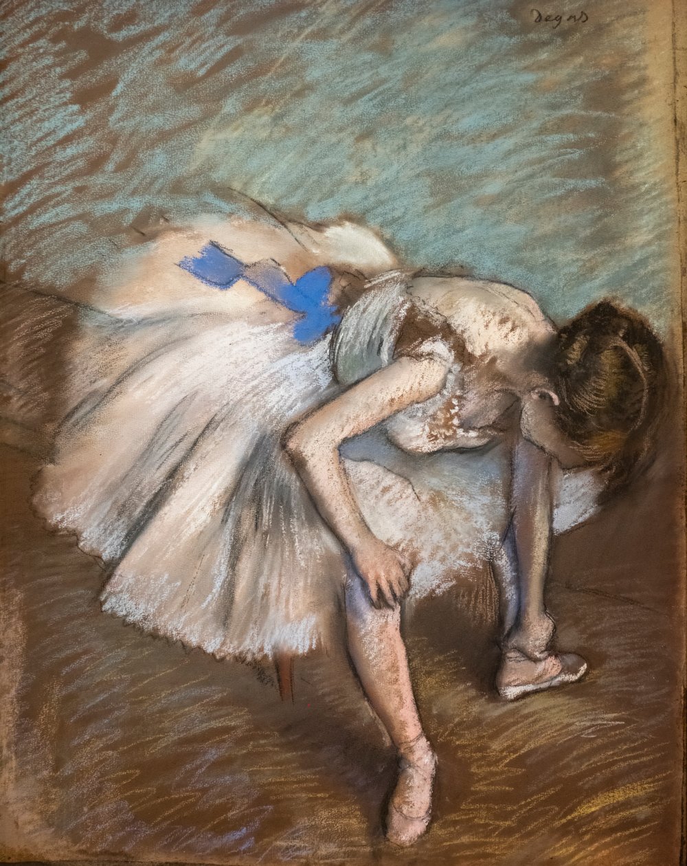 Sittande dansare som masserar sin fot. 1881-1883. Pastell på brunt papper limmar på kartong. av Edgar Degas