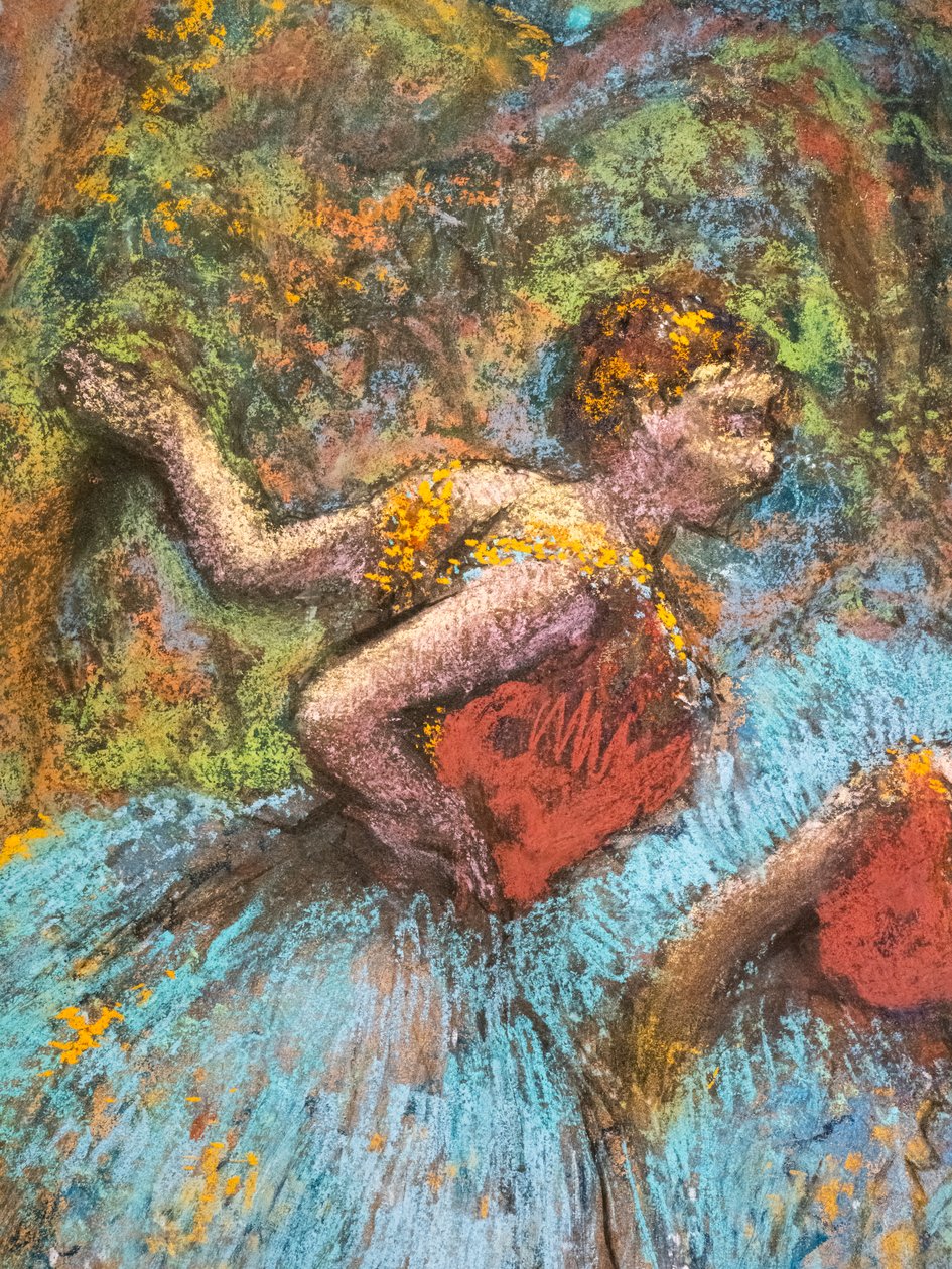 Tre dansare (blå kjolar, röda korsager) (detalj). Omkring 1903. Pastell på papper lim på kartong. av Edgar Degas