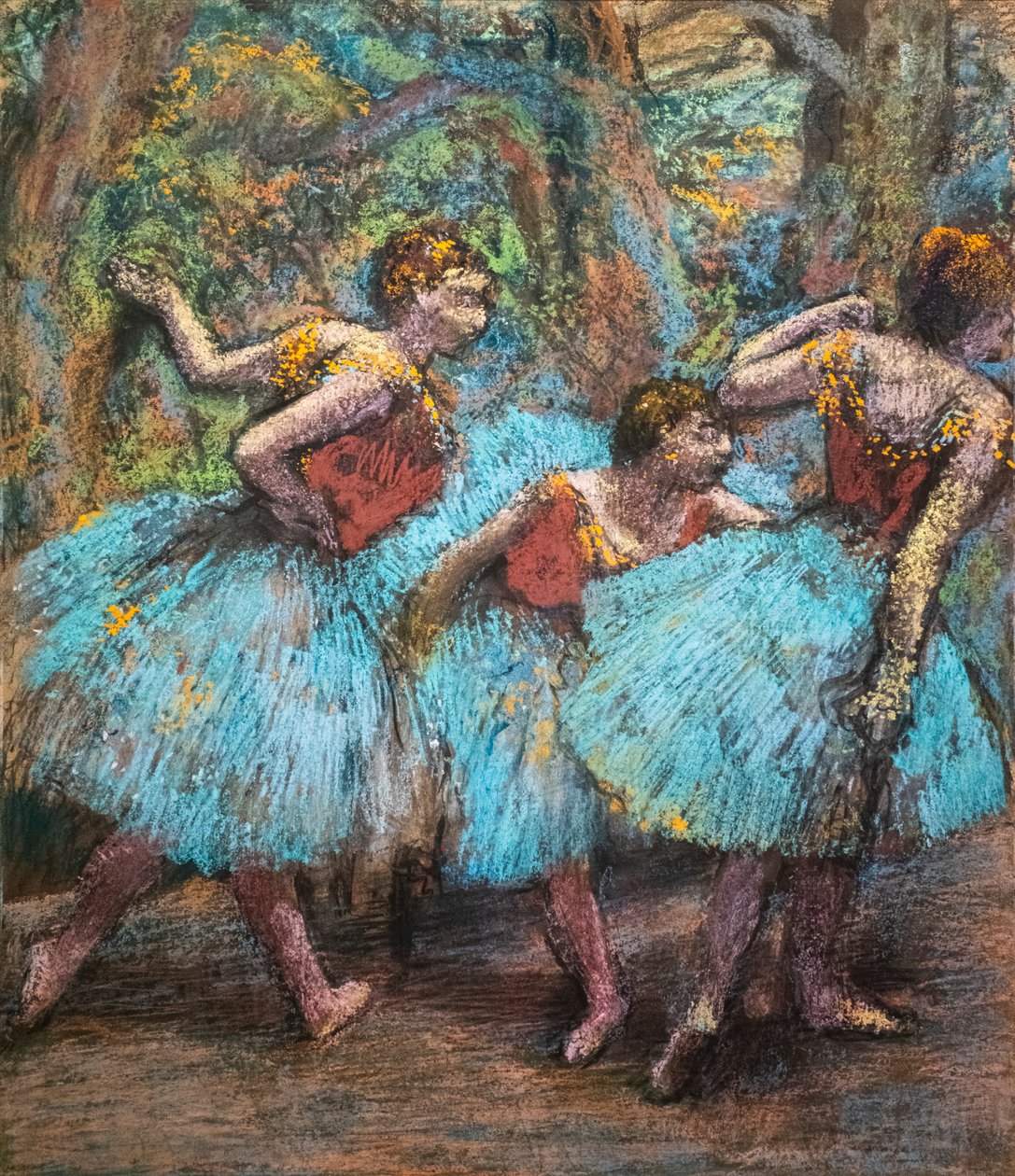 Tre dansare (blå kjolar, röda corsager). Omkring 1903. Pastell på papper lim på kartong. av Edgar Degas