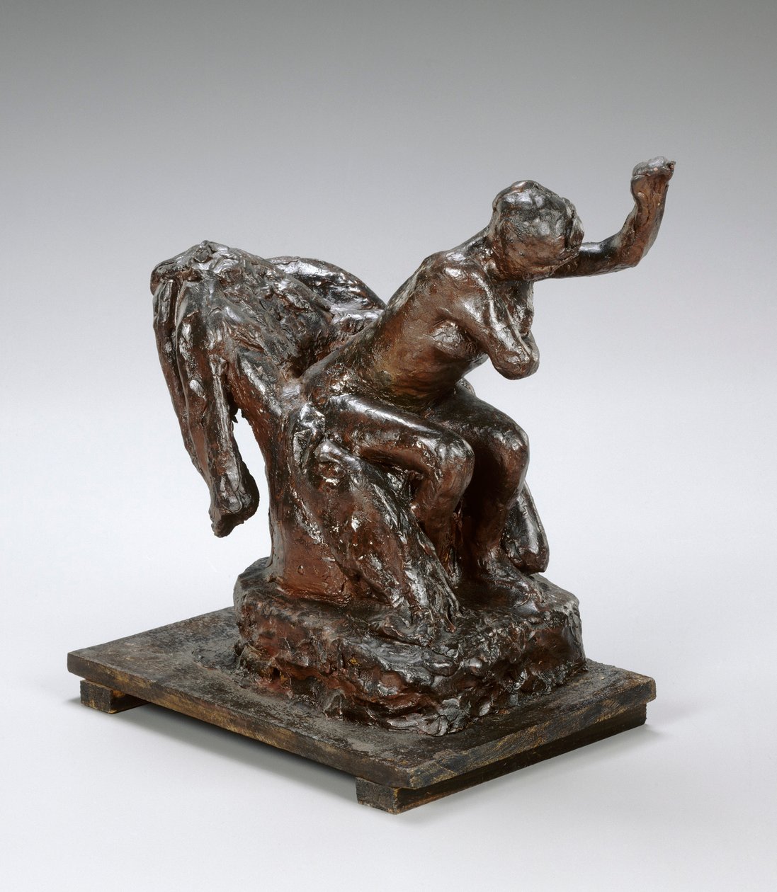 Kvinna som sitter i en fåtölj och torkar av sin vänstra armhåla, ca 1890-talet (brunt vax och plastilin) av Edgar Degas