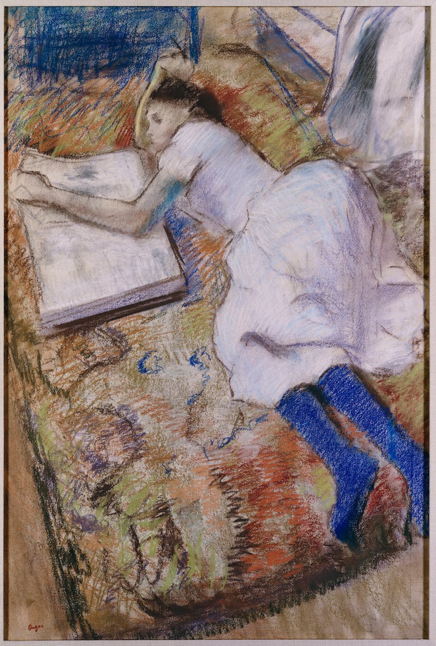 Ung flicka sträckte ut och tittade på ett album, c.1889 av Edgar Degas