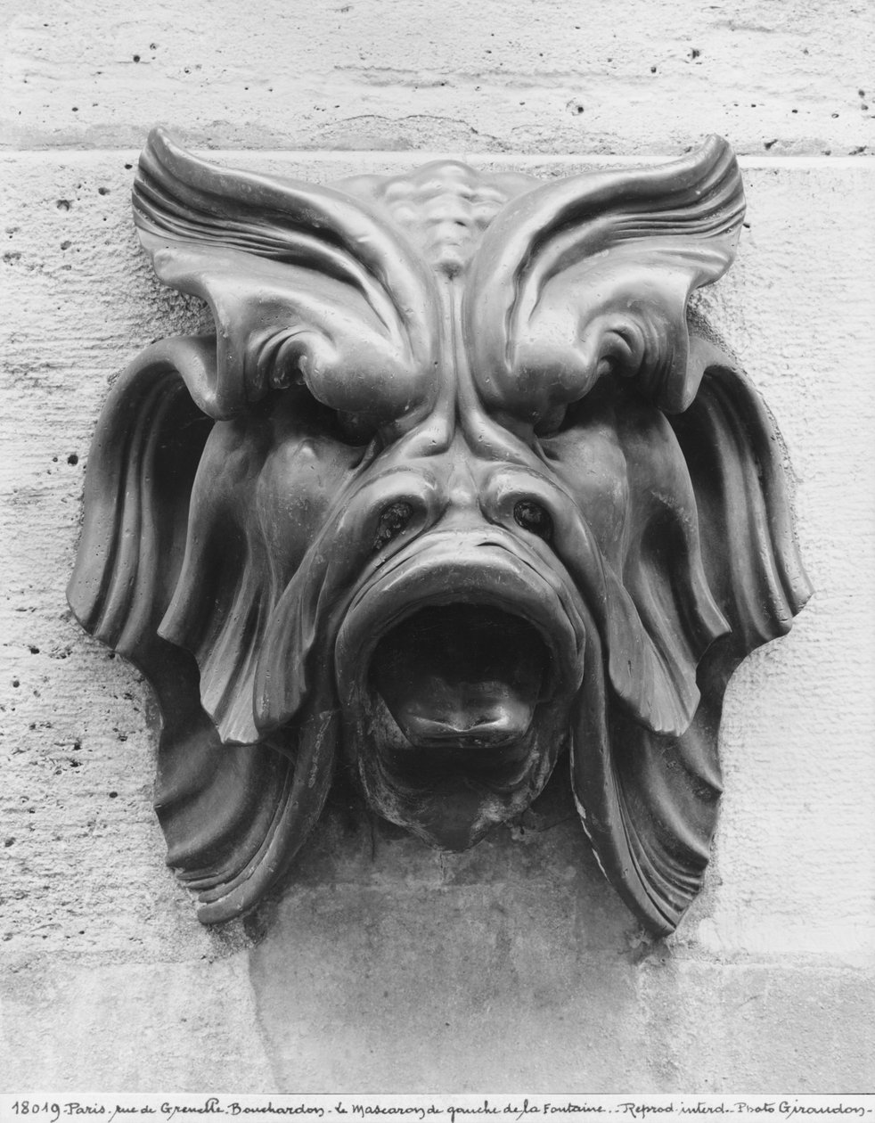 De fyra årstidernas fontän, rue de Grenelle, detalj av den vänstra groteska masken, 1739-46, se även 346093, 346094, 346095, 346096 brons svartvitt foto av Edmé Bouchardon