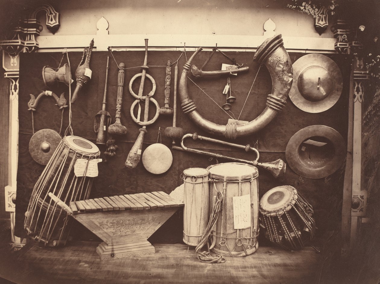 Stilleben av musikinstrument, ca 1863 (svartvitt fotografi) av Edmond Lebel