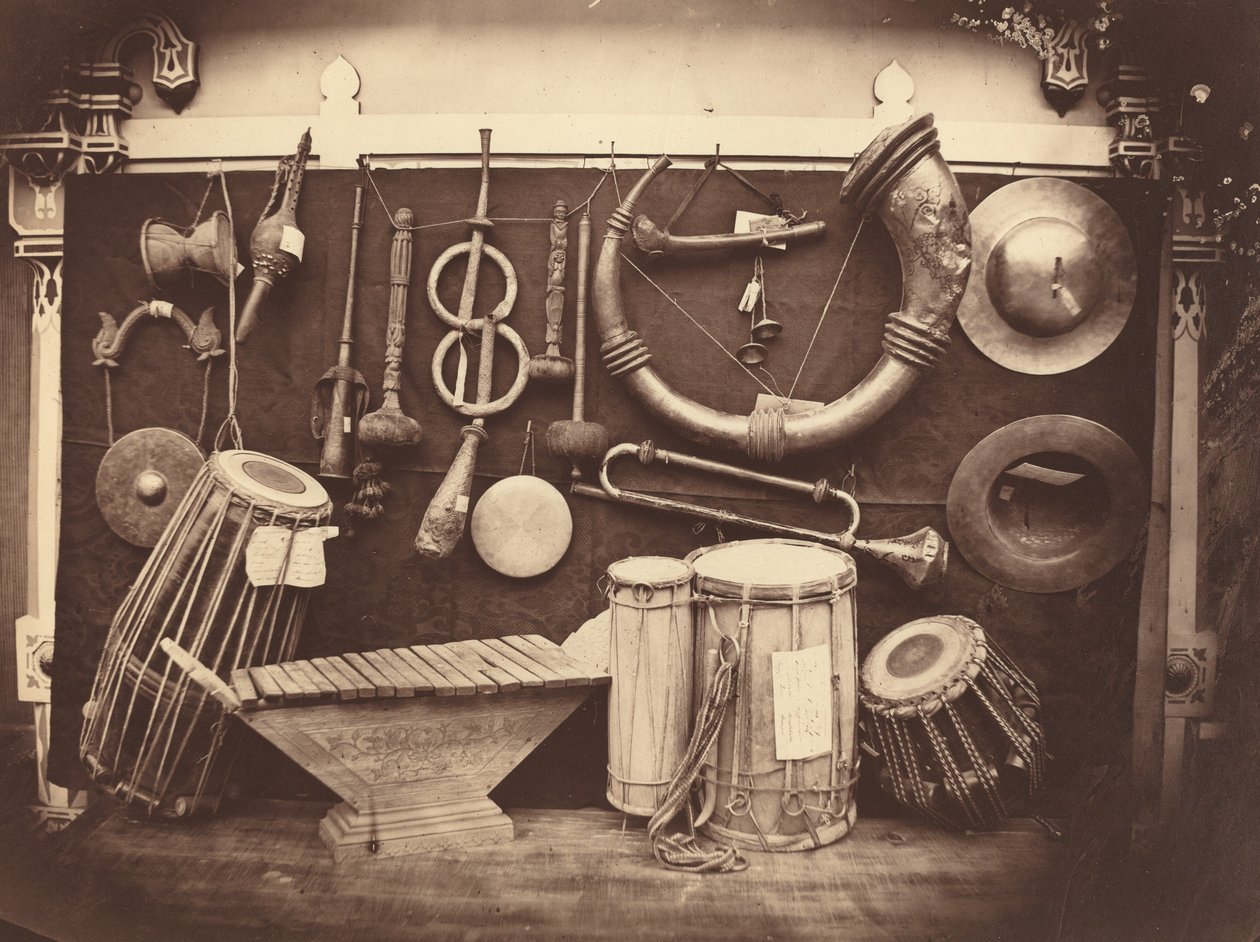 Stilleben av musikinstrument av Edmond Lebel