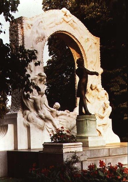 Monument till den österrikiske kompositören Johann Strauss den yngre av Edmund Ritter von Hellmer