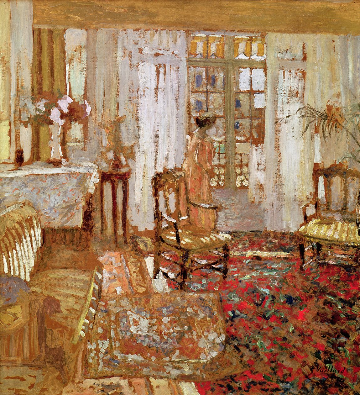 Interiör med en kvinna i gult framför ett fönster av Edouard Vuillard