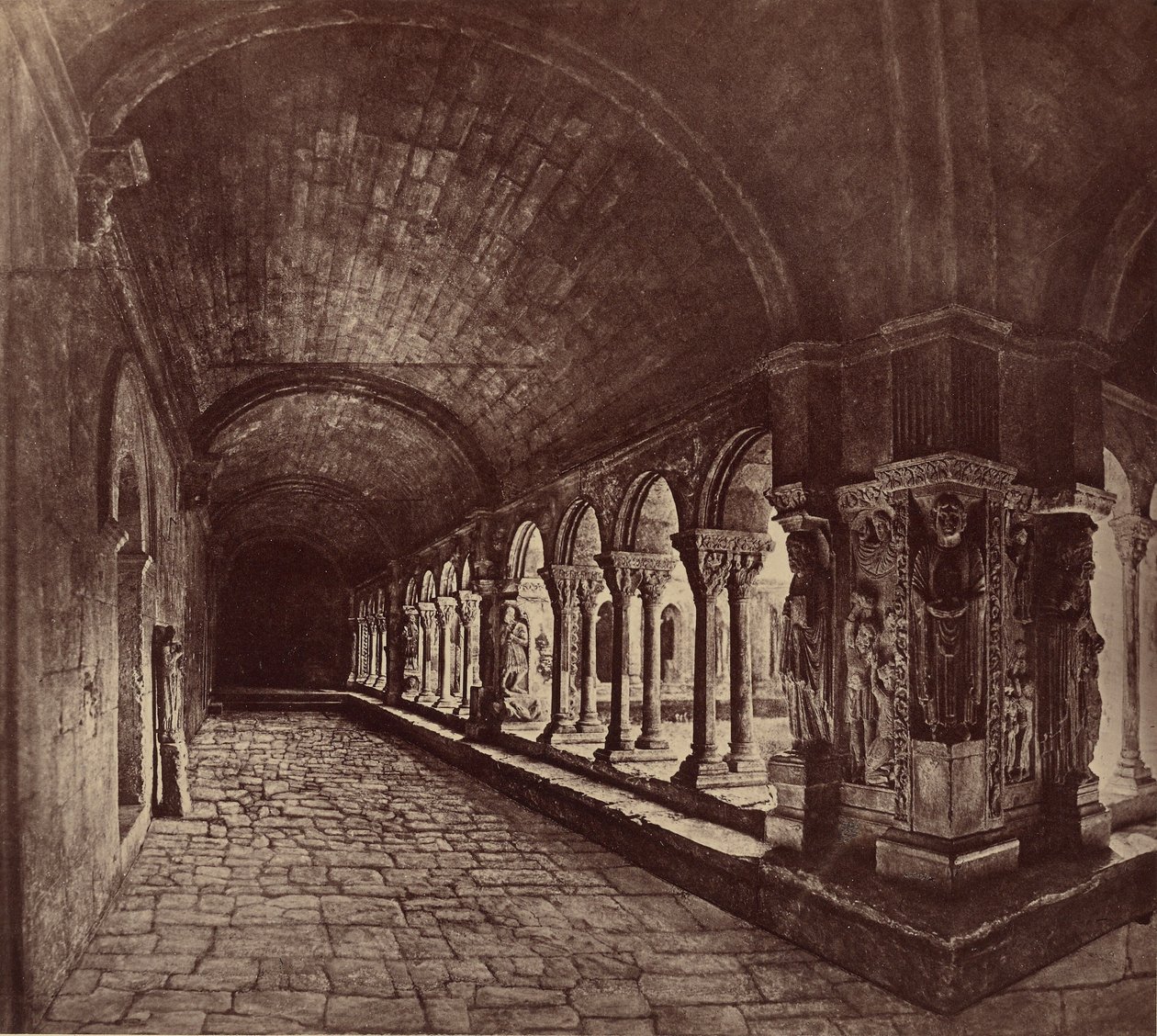 Arles. Klostergången i Saint-Trophime. av Édouard Baldus