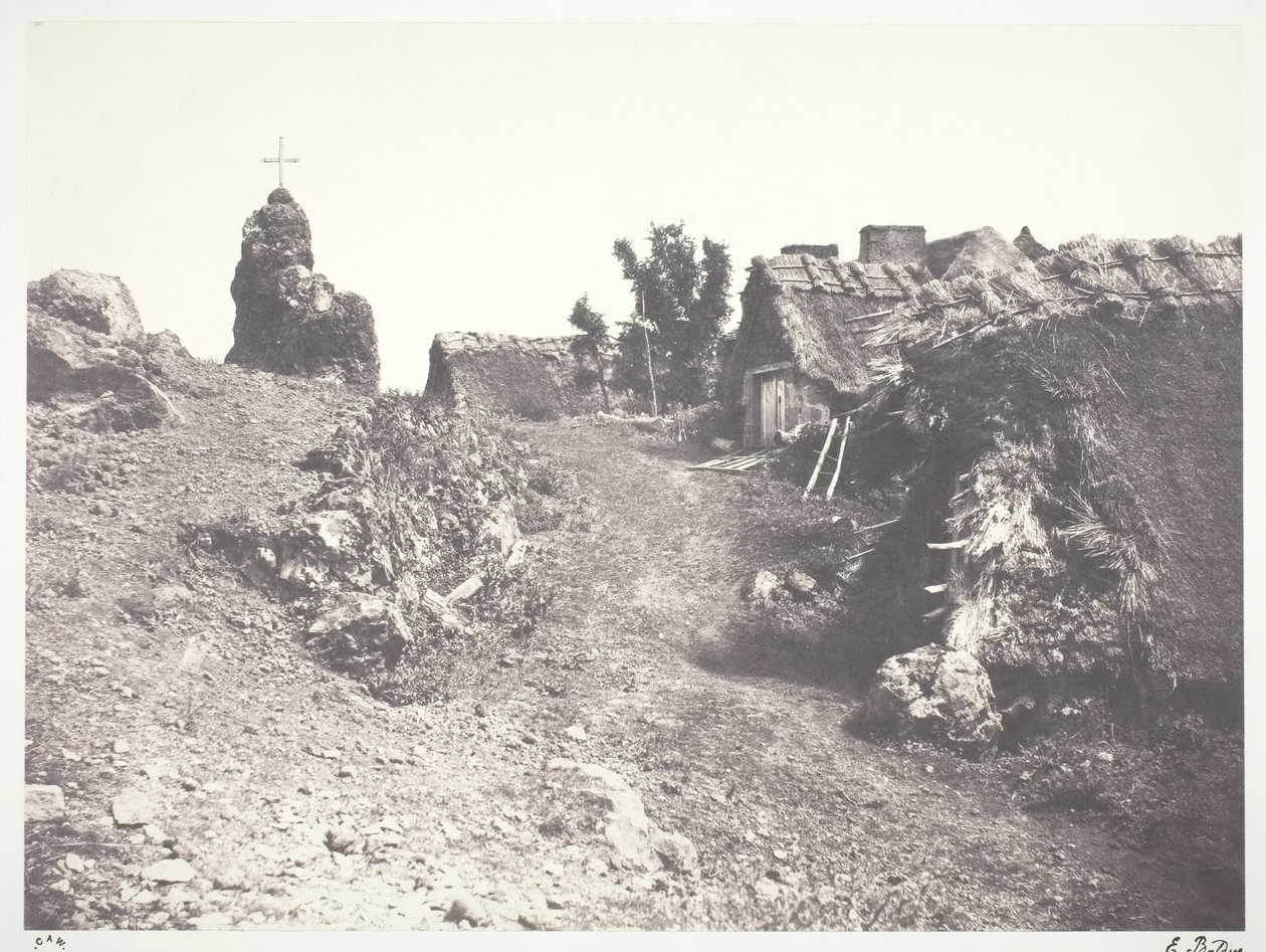 Halmtäckta stugor i Auvergne, med en Golgata, 1852, tryckt 1978. av Édouard Baldus