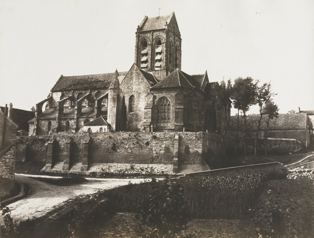 Kyrka i Auvers av Édouard Baldus