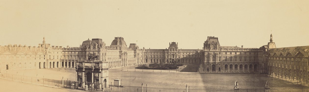 [Panoramautsikt över Louvren i ny tappning, Cour Napoléon och Carrousel, tagen från Tuilerierna] av Édouard Baldus