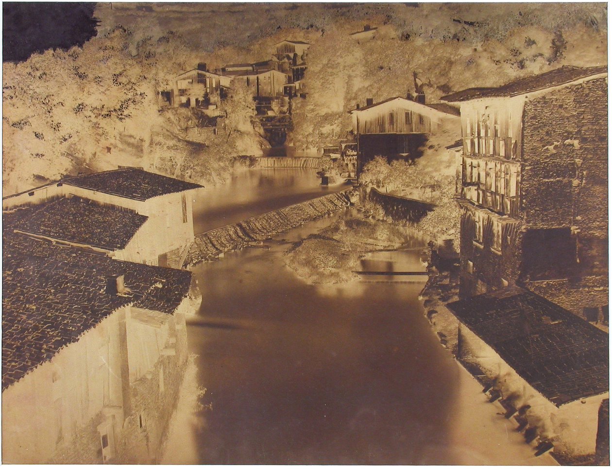 Utan titel [hus vid en flod, möjligen Italien eller Frankrike], 1854. av Édouard Baldus