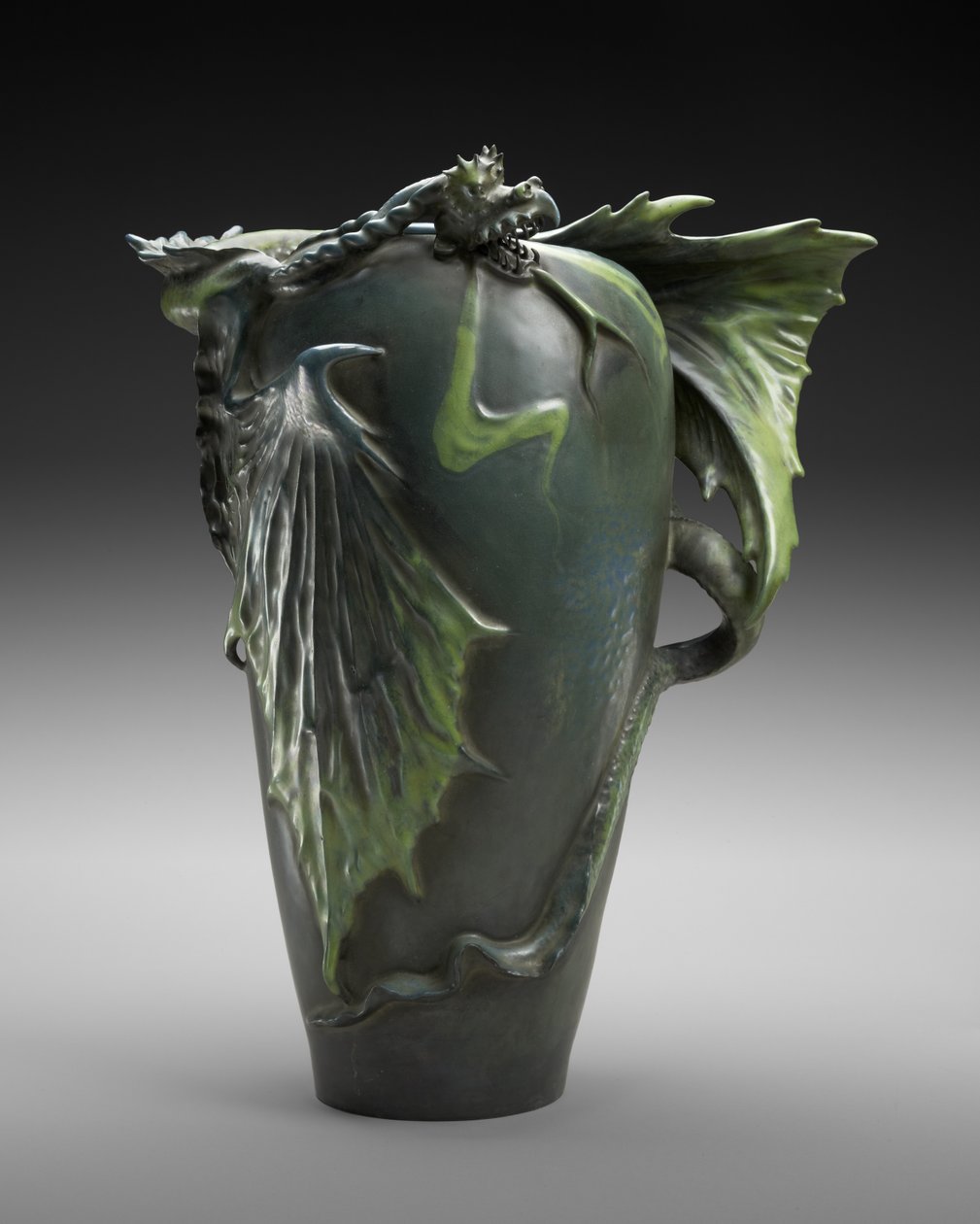 "Dragon" Vas, Riessner, Stellmacher & Kessel, ca. 1900 (lergods) av Edouard Stellmacher