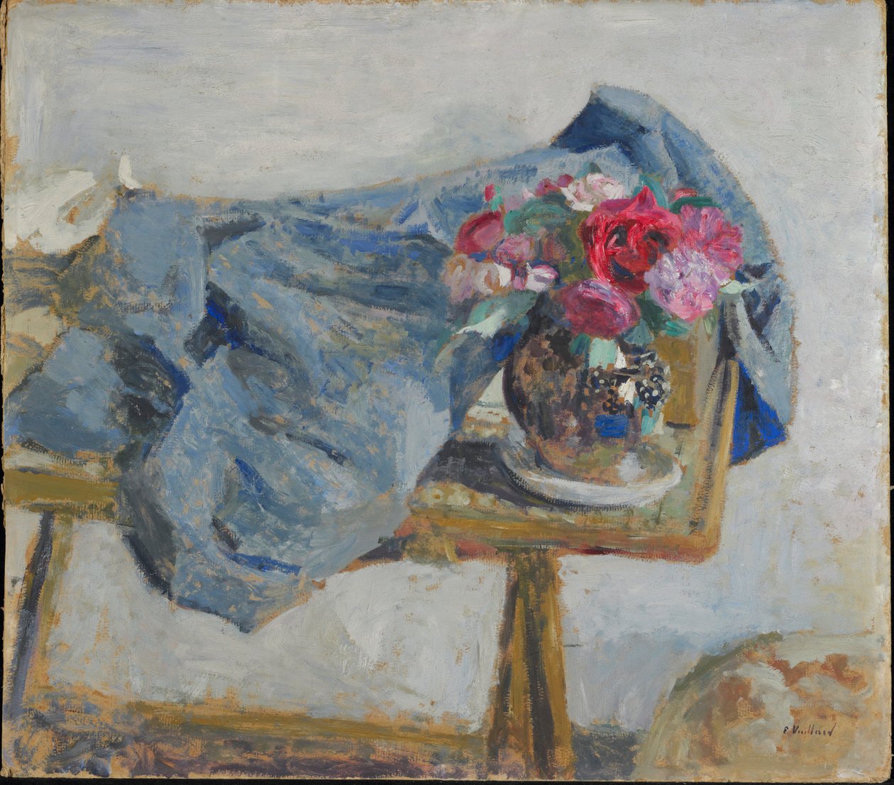 Röda rosor och tyger på ett bord, 1900-1901. av Edouard Vuillard