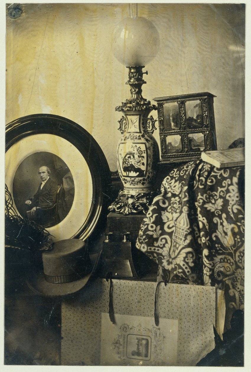 Stilleben med fotografiskt porträtt av Asser, stereoskop och portfolio av Eduard Isaac Asser
