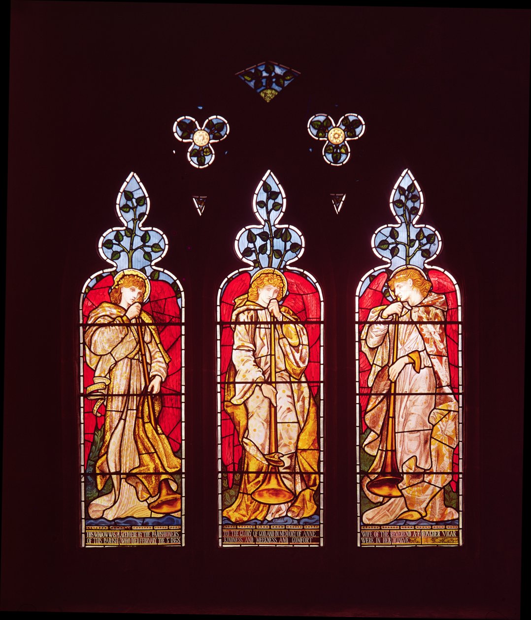 Three Trumpeting Angels, fönster i södergång, tillverkad av Morris, Marshall, Faulkner och Co. (målat glas) av Edward Burne Jones