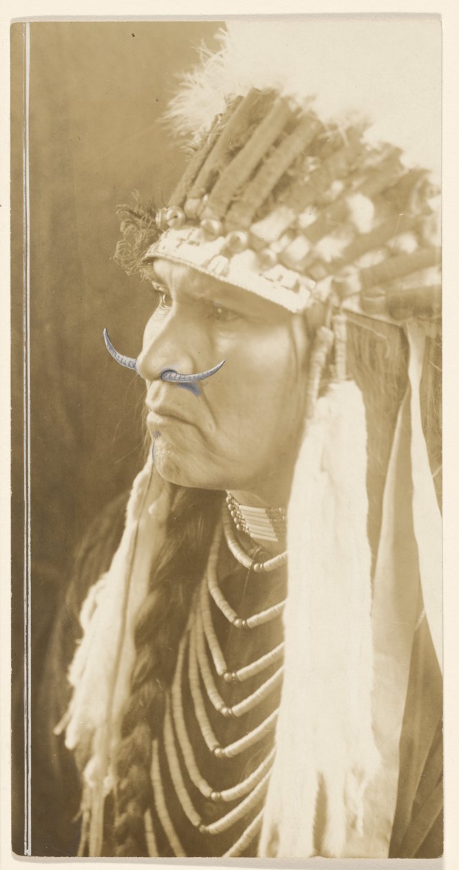 [En genomborrad näsa] av Edward S. Curtis