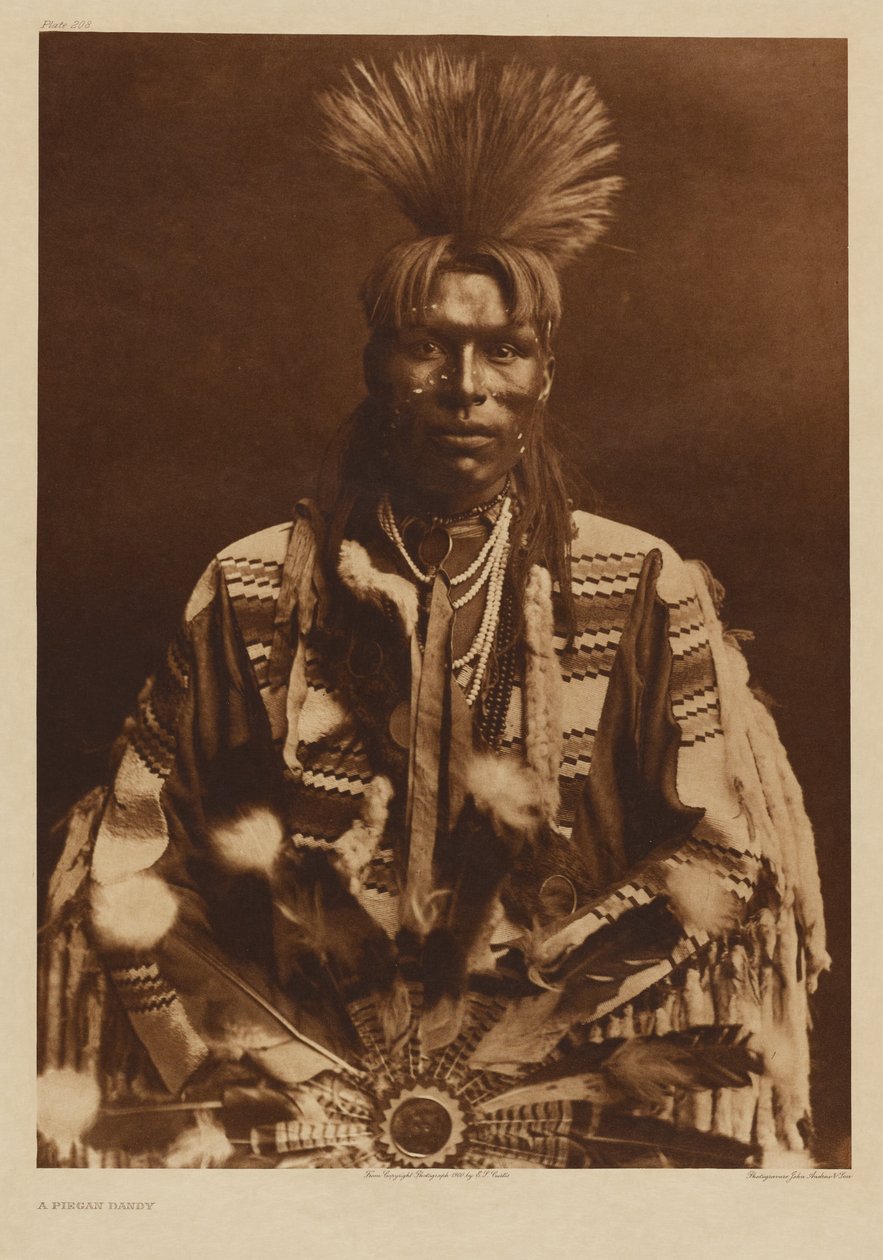 [En man från Piikani-stammen klädd i traditionell dräkt] av Edward S. Curtis