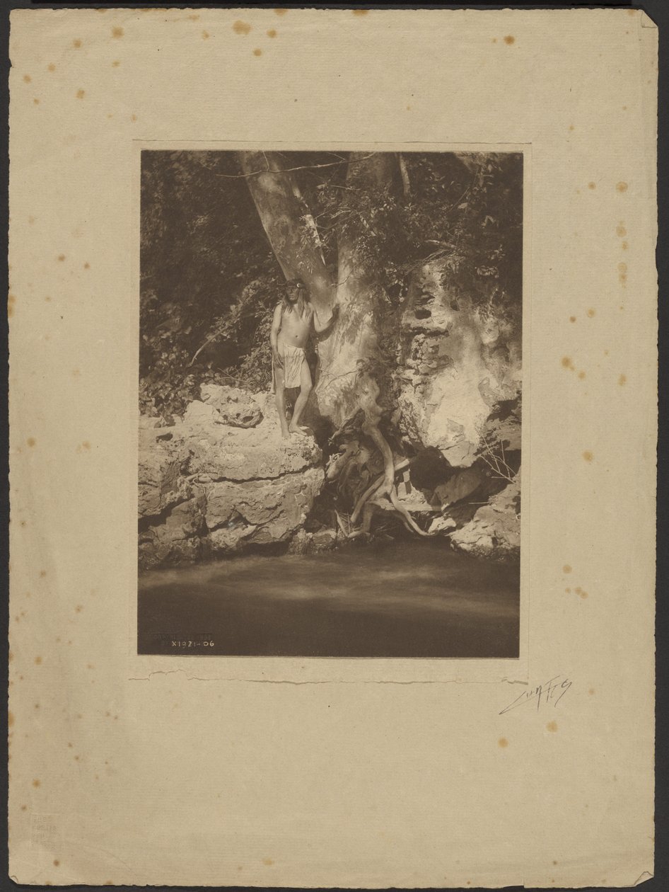 Apache-Black River (Vid sykomoren) av Edward S. Curtis