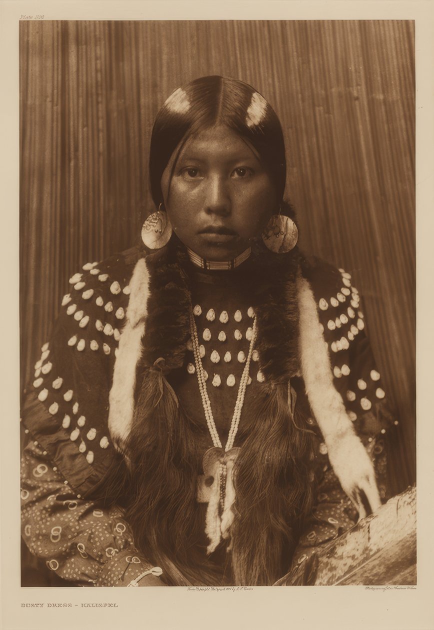 Dammig klänning - Kalispel av Edward S. Curtis