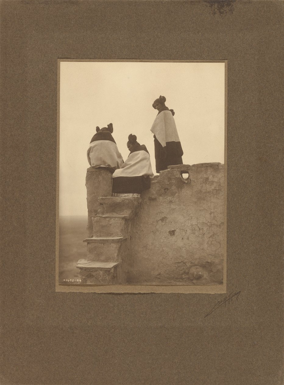 [Hopi, betraktar dansarna] av Edward S. Curtis