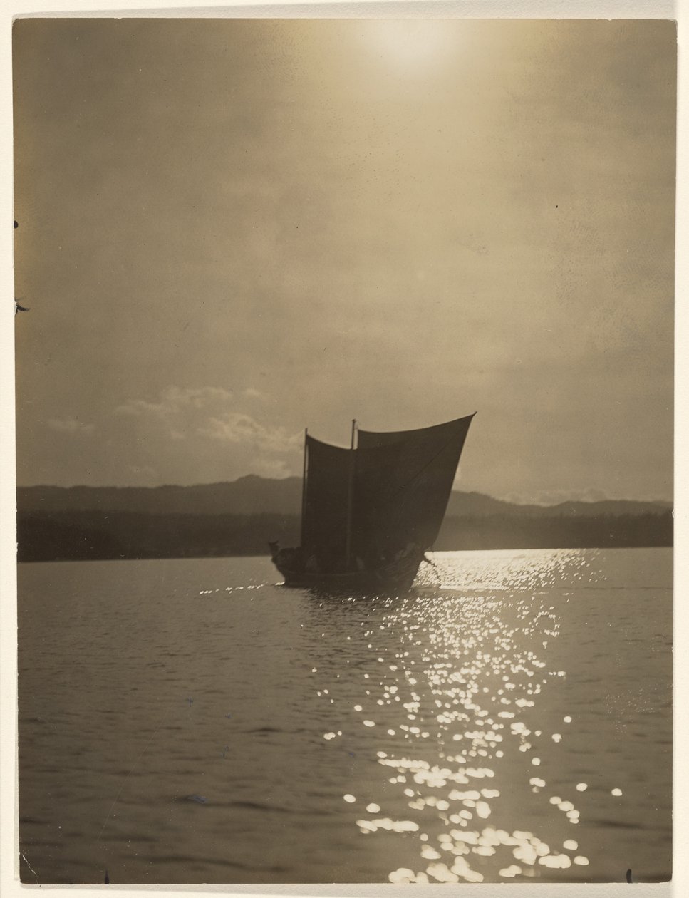 [I gryningens gråa sken vände Yaklus-krigarna ryggen åt] av Edward S. Curtis