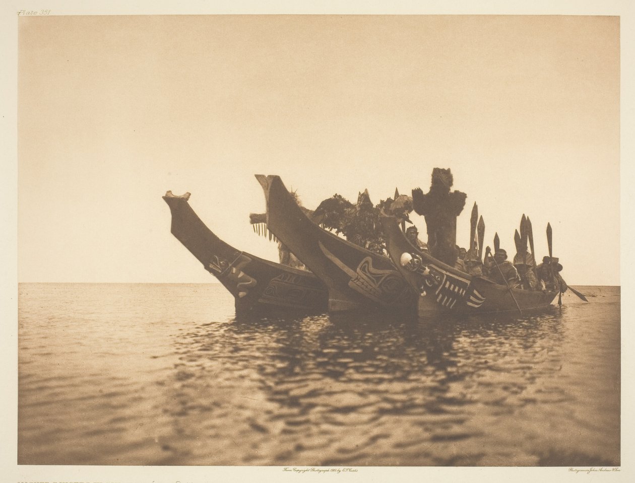 Maskerade dansare i kanoter-Qagyuhl A av Edward S. Curtis