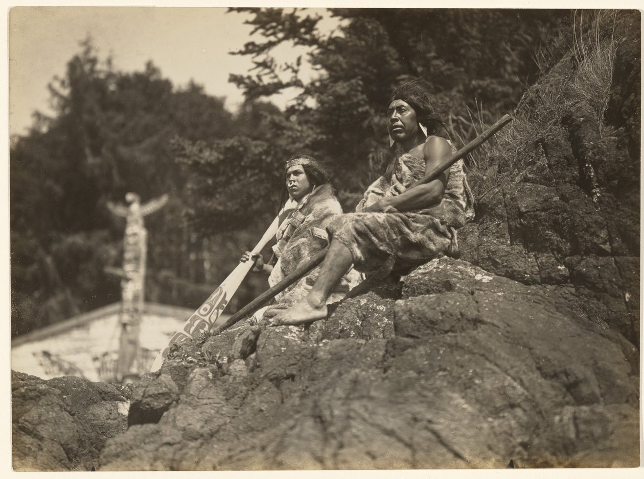 [Motana och hans far, Kenada, korphövdingen] av Edward S. Curtis