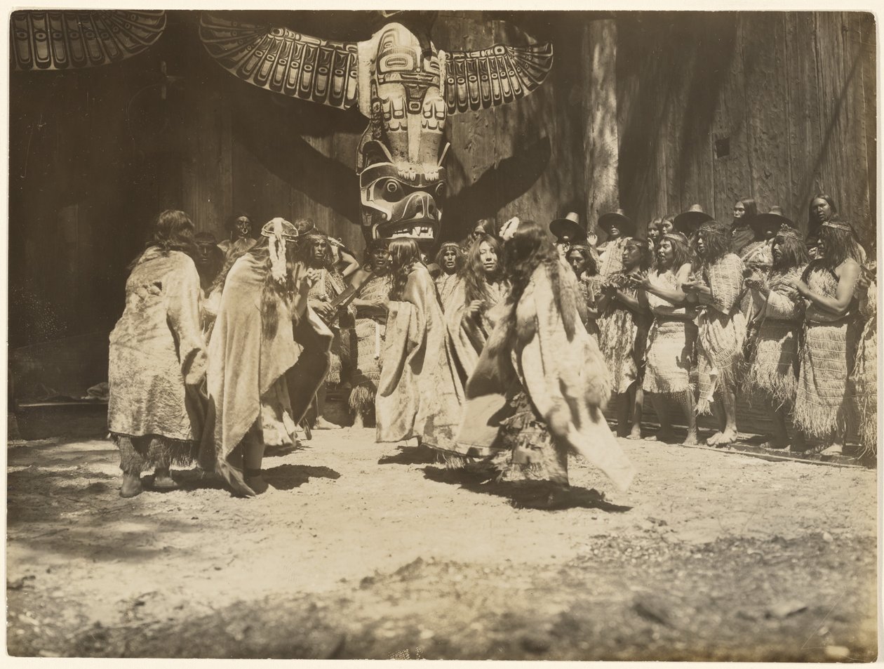 [Naida dansar Livets och dödens dans] av Edward S. Curtis