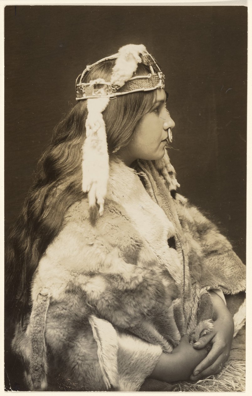 [Naida, den stolta prinsessan] av Edward S. Curtis