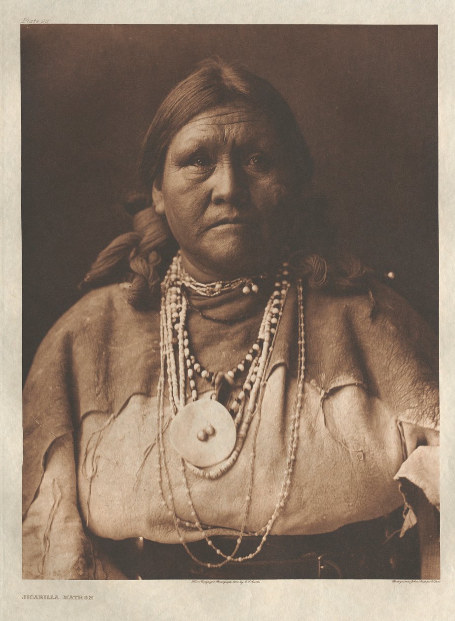 Portfölj I, plansch 23: Jicarilla-matrona av Edward S. Curtis