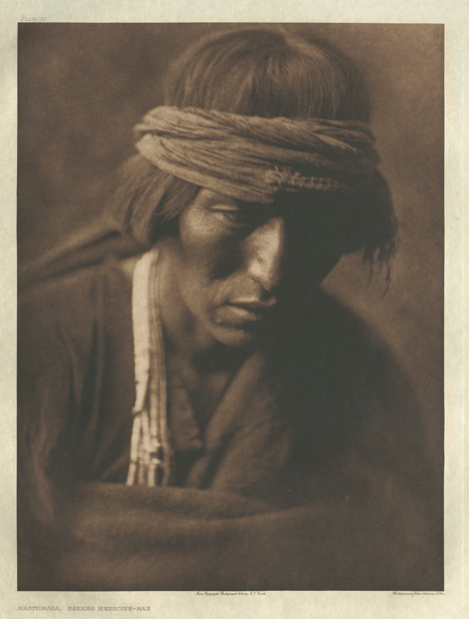 Portfölj I, plansch 35: Hastobíga-Navaho medicinman av Edward S. Curtis
