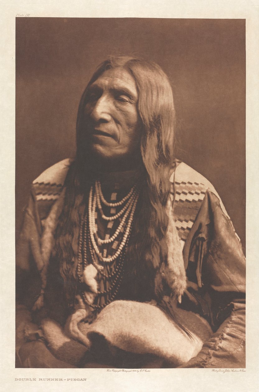 Portfolio VI, skylt 191: Dubbellöpare--Piegan av Edward S. Curtis