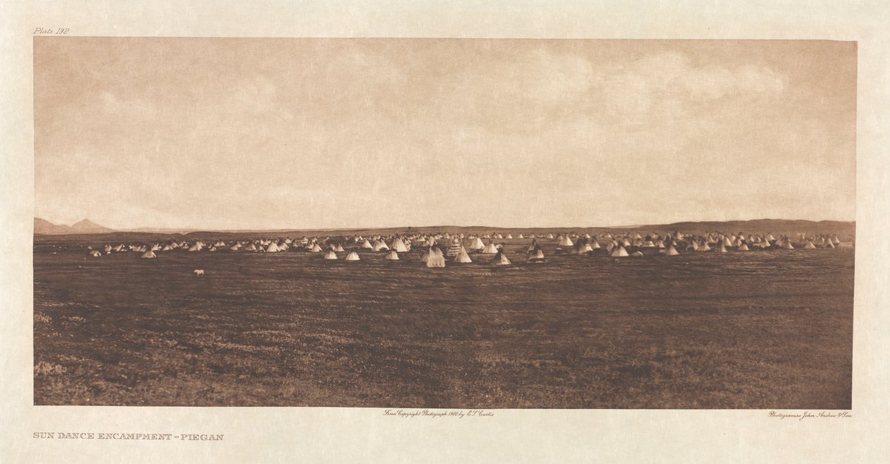 Portfolio VI, skylt 192: Soldansläger--Piegan av Edward S. Curtis
