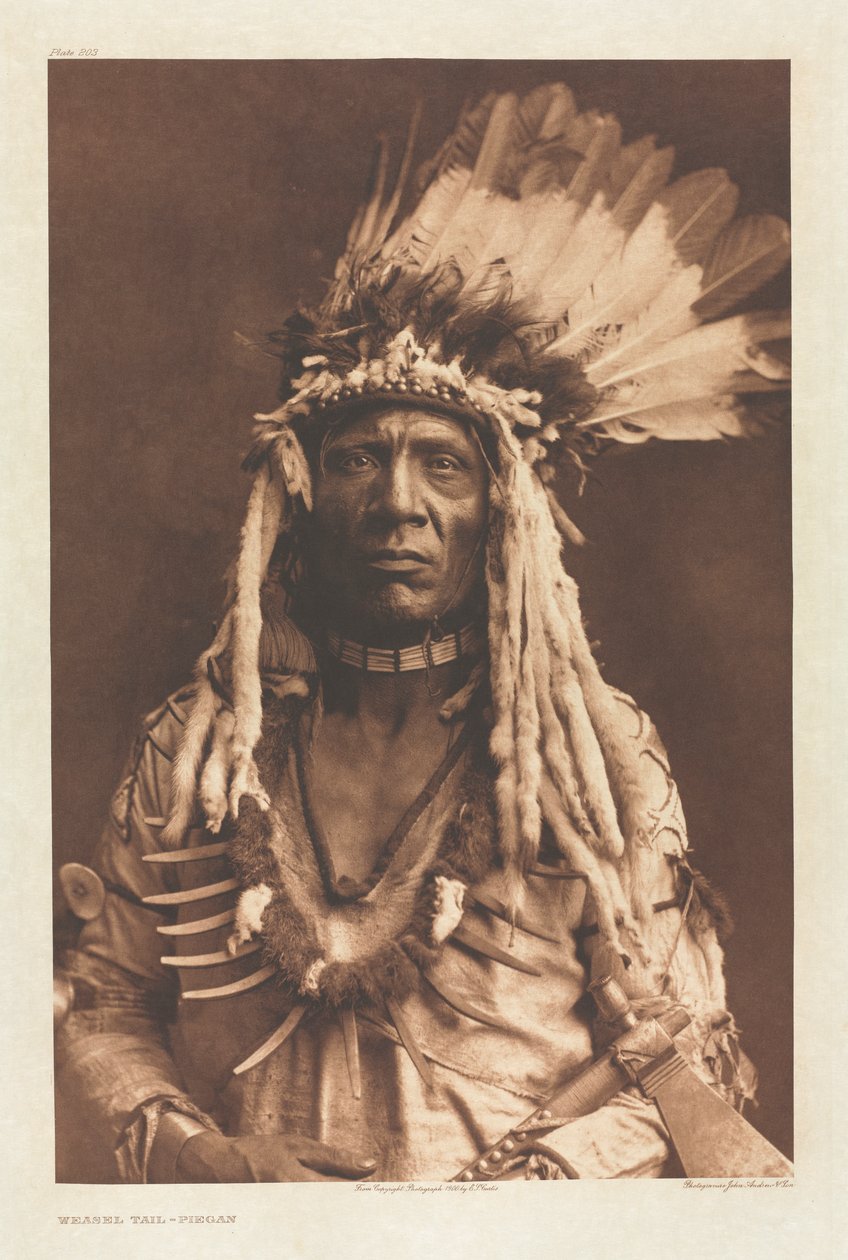 Portfolio VI, skylt 203: Weasel Tail - Piegan av Edward S. Curtis