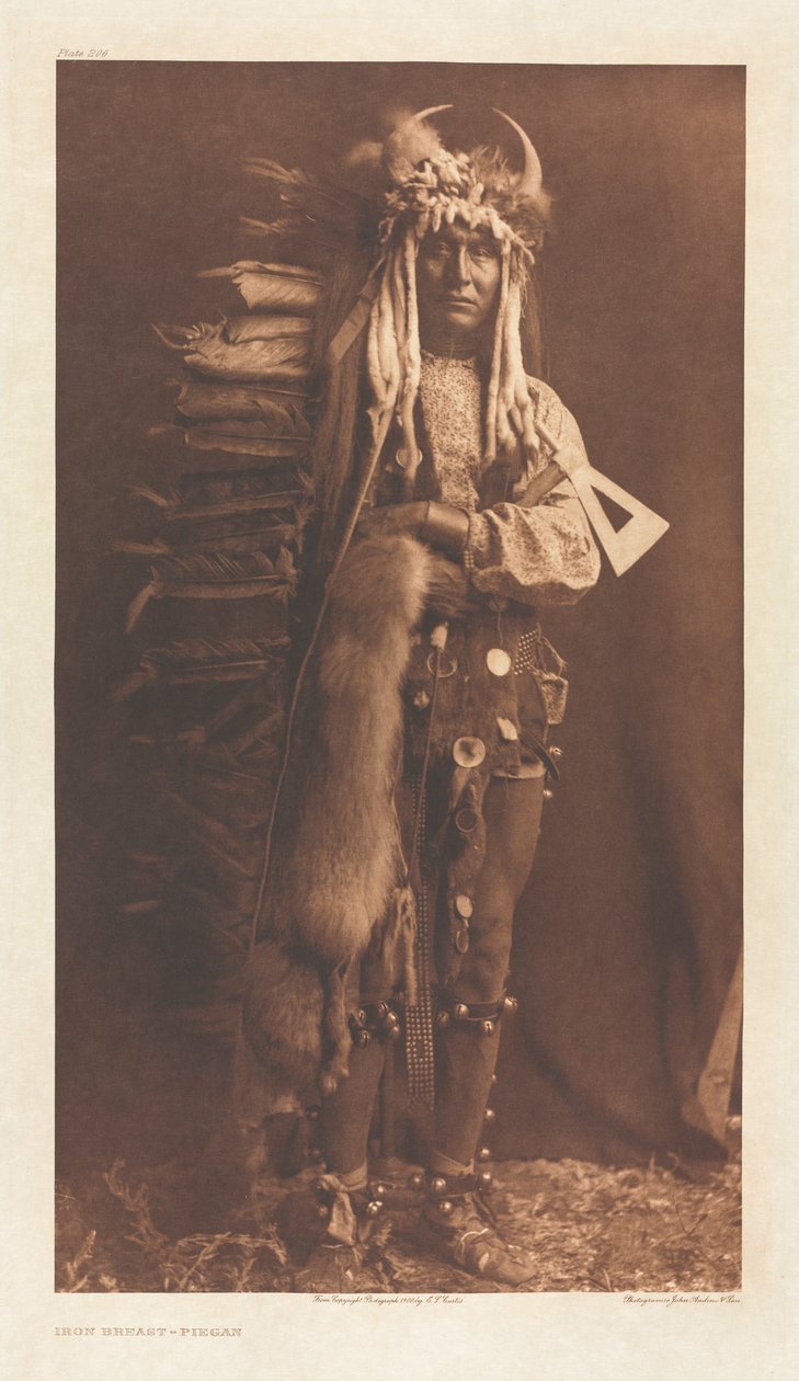 Portfölj VI, skylt 206: Järnbröst - Piegan av Edward S. Curtis
