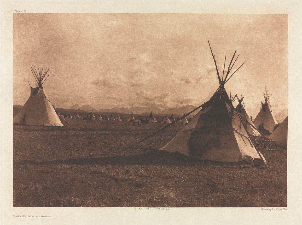 Portfölj VI, skylt 207: Piegan Encampment av Edward S. Curtis