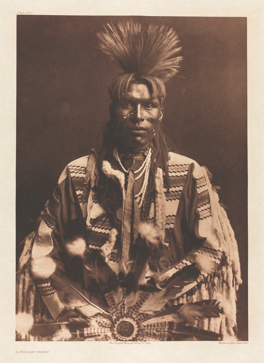Portfolio VI, skylt 208: A Piegan Dandy av Edward S. Curtis