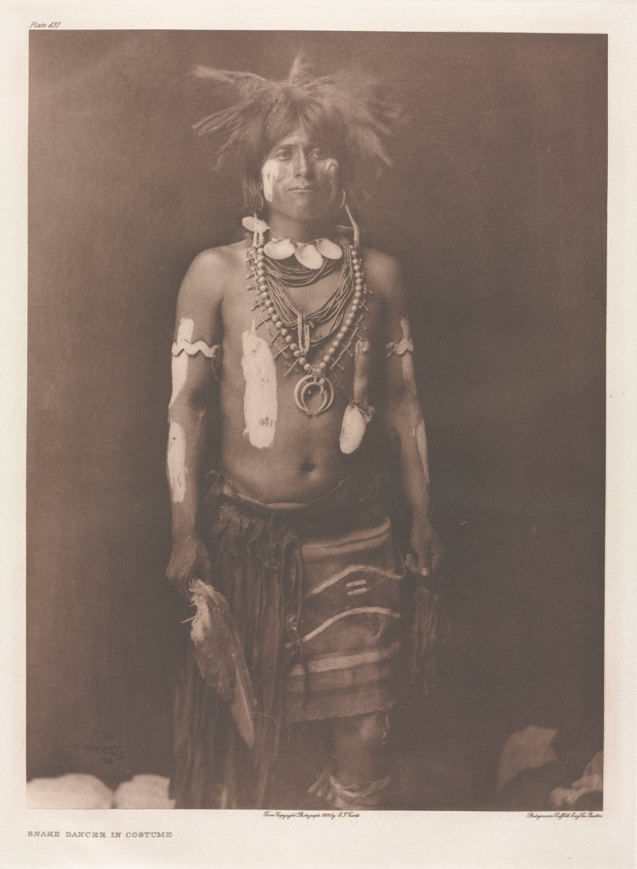 Portfölj XII, skylt 430: Snake Dancer in Costume av Edward S. Curtis